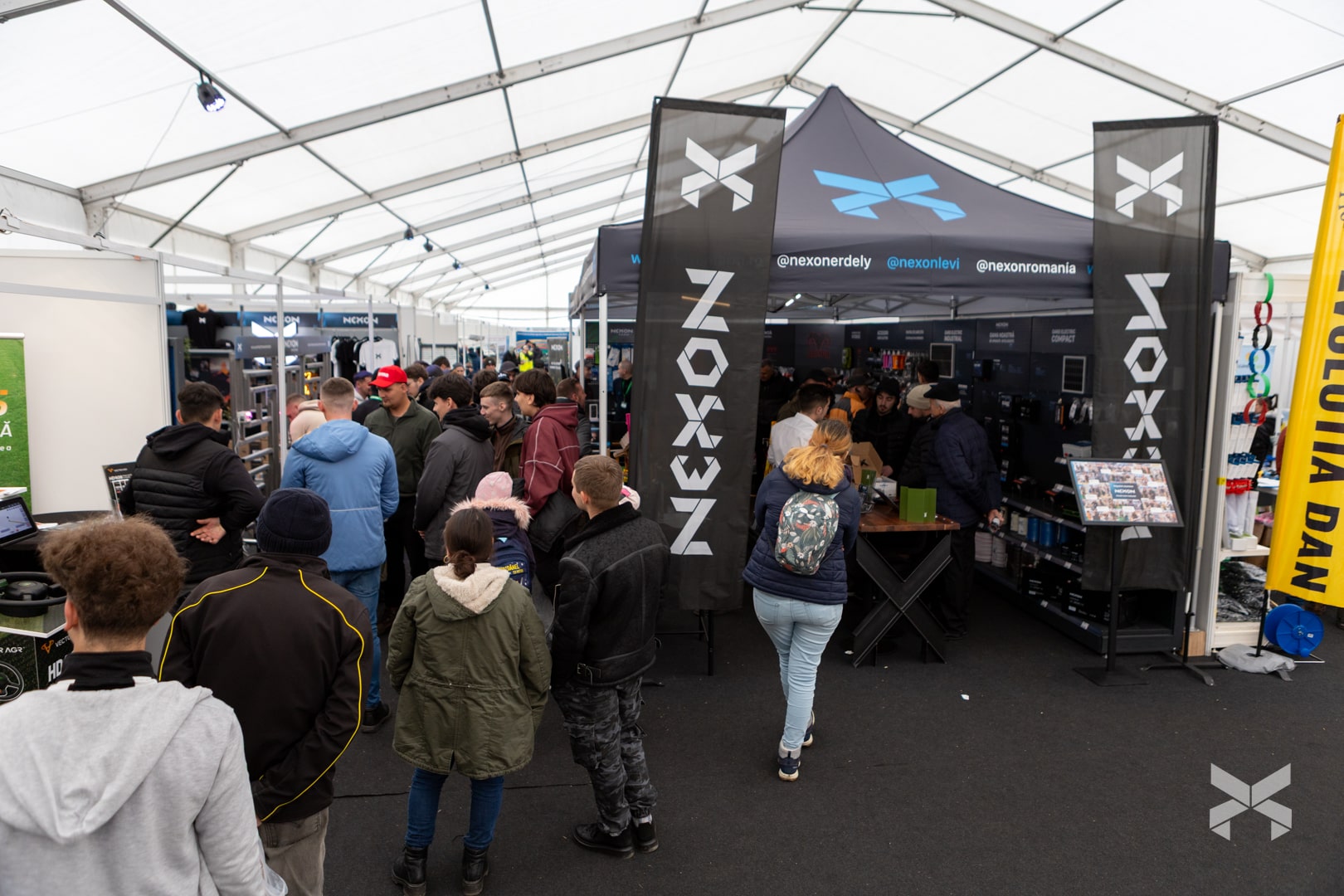A NEXON csapata villanypásztor alkatrészeket mutat be gazdáknak az AGRARIA 2025 standján